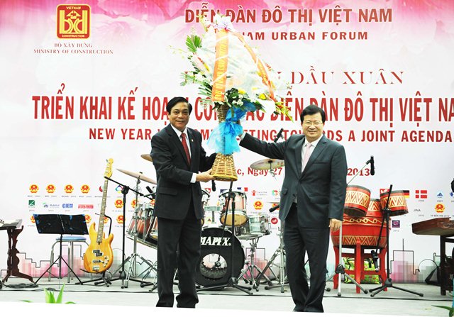 Bộ trưởng Bộ Xây dựng Trịnh Đình Dũng tặng hoa lưu niệm ông Hà Hòa Bình PCT UBND tỉnh Vĩnh Phúc